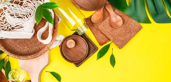 Çevre dostu tek kullanımlık eşyalar. Geri dönüşüm kavramı. Sarı arka planda, boş, tek kullanımlık çevre dostu plakalar. Doğal malzemelerden yapılmış ekolojik sofra takımı..