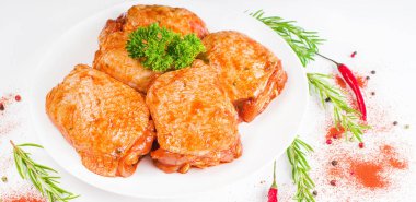 Baharatlı tavuk budu pankartı için arka plan. Mangalda beyaz arka plan pişirmek için baharatlı çiğ soslu tavuk eti. Harika bir manzara. Konforlu yemekler, önceden pişirilmiş..