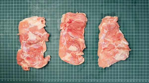 Coxa de frango, carne de perna em uma tábua de linha. Coxa de frango desossada sem pele crua, para cozinhar. — Fotografia de Stock