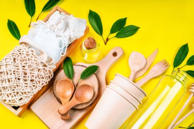 Plastiksiz hayat. Eko dostu tek kullanımlık sofra eşyaları. Fast food, restoranlar, paketler, piknikler. Geri dönüşüm konsepti..