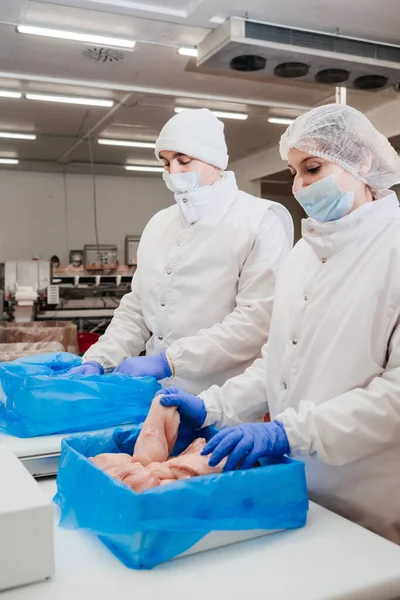 Modern gıda fabrikasında et paketleme ve kesme ile otomatikleştirilmiş üretim hattı. Et işleme ekipmanları. — Stok fotoğraf