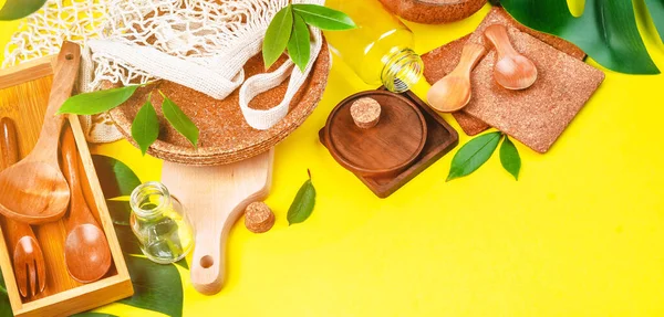 Çevre dostu tek kullanımlık eşyalar. Geri dönüşüm kavramı. Sarı arka planda, boş, tek kullanımlık çevre dostu plakalar. Doğal malzemelerden yapılmış ekolojik sofra takımı..