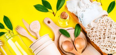 Çevre dostu tek kullanımlık eşyalar. Geri dönüşüm kavramı. Sarı arka planda, boş, tek kullanımlık çevre dostu plakalar. Doğal malzemelerden yapılmış ekolojik sofra takımı..