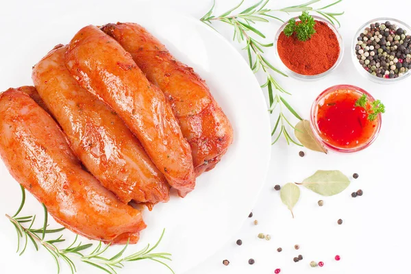 Baharatlı ve biberiyeli marine edilmiş tavuk göğsü. Salamurada çiğ et.