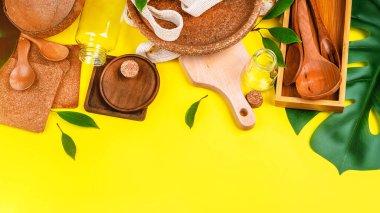 Doğal malzemelerden yapılmış ekolojik sofra takımı. Plastiksiz hayat. Tek kullanımlık ekolojik eşyalar. Geri dönüşüm konsepti..