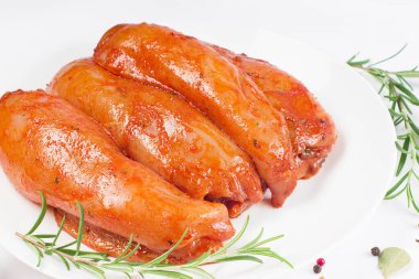 Baharatlı ve biberiyeli marine edilmiş tavuk göğsü. Salamurada çiğ et. Üst görünüm ızgara için baharatlı ve biberiyeli Sottilissime ham fileto