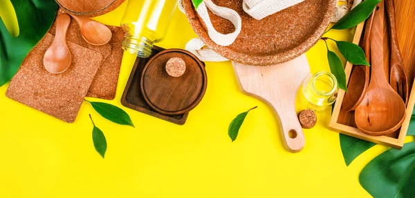 Geri dönüşüm konsepti. Doğal malzemelerden yapılmış ekolojik sofra takımı. Plastiksiz hayat. Tek kullanımlık ekolojik eşyalar..