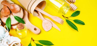 Plastiksiz hayat. Çevre dostu tek kullanımlık yiyecek. Geri dönüşüm konsepti. Doğal malzemelerden yapılmış ekolojik sofra takımı..