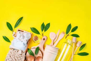 Geri dönüşüm konsepti. Doğal malzemelerden yapılmış ekolojik sofra takımı. Plastiksiz hayat. Tek kullanımlık ekolojik eşyalar..