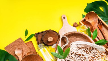 Plastiksiz hayat. Çevre dostu tek kullanımlık yiyecek. Geri dönüşüm konsepti. Doğal malzemelerden yapılmış ekolojik sofra takımı..