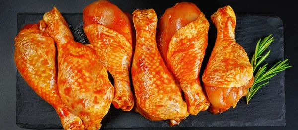 Baner Barbeque Pácolt Csirke Dráma Botokat Egy Fekete Főzőlap Fekete — Stock Fotó