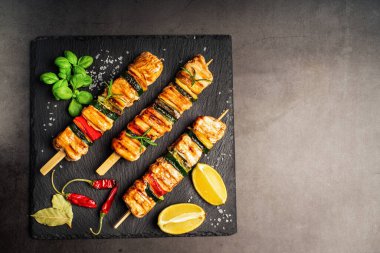 .Kabaklı tavuk şiş kebap. Manzaralı. Izgara tavuk eti. Siyah arka planda ızgara tavuk kebabı.