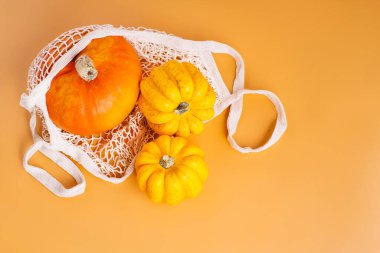 Farklı çeşitte balkabağı kompozisyonu. Mutlu Şükran Günleri. Sebzeler Düşen Gıda Konsepti. Kopya Alanı. Turuncu kumaş arkaplanda çeşitli balkabakları.