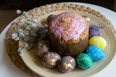 Nisanda Paskalya kutlaması için renkli ve süslü yumurtalar.