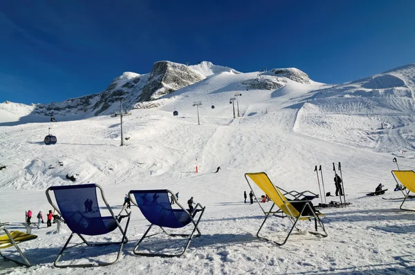 Krzesła na stoku narciarskim w dolinie zillertal hintertux, austria — Zdjęcie stockowe
