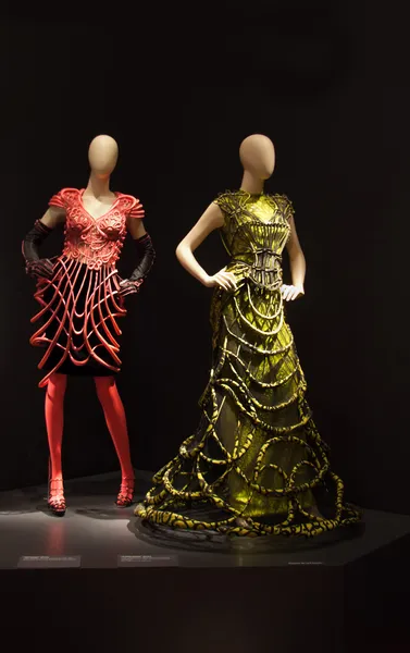 Two female mannequins dressed in beautiful dresses — Zdjęcie stockowe