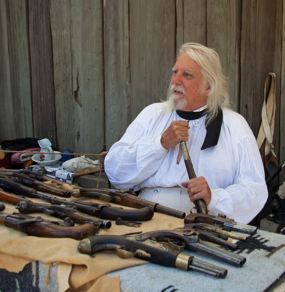 Hombre con pistolas viejas en Fort Ross 200 años de celebración —  Fotos de Stock