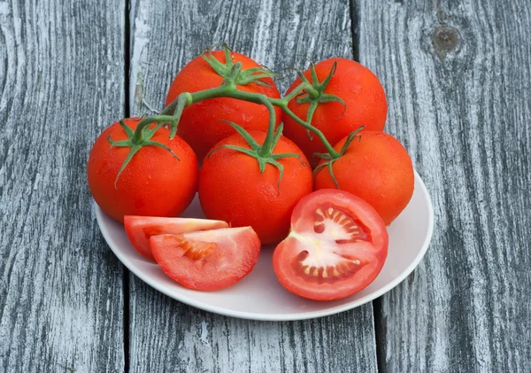 Tomates de vid sobre fondo de madera vieja — Foto de Stock