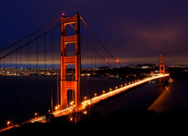 Geceleri Golden Gate Köprüsü