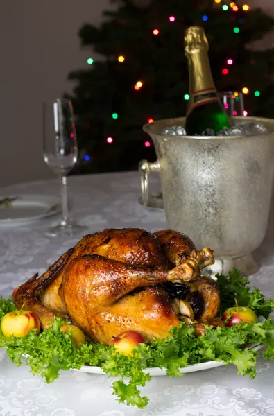 Mesa de Natal com capão assado e bokeh no fundo — Fotografia de Stock