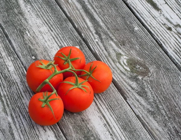 Tomates de vid sobre fondo de madera vieja — Foto de Stock