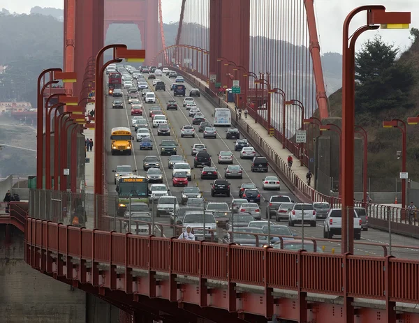 Goldene Torbrücke mit Autos, Bussen und Menschen — Stockfoto