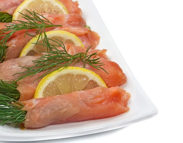 Close-up van plaat met gerookte zalm op witte achtergrond. — Stockfoto