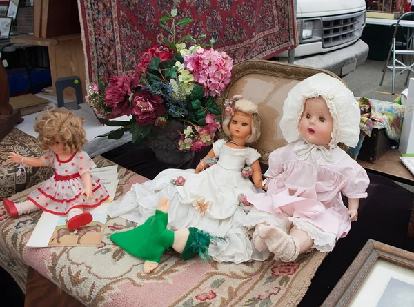 Flea market. Vintage dolls. — Stock Photo, Image