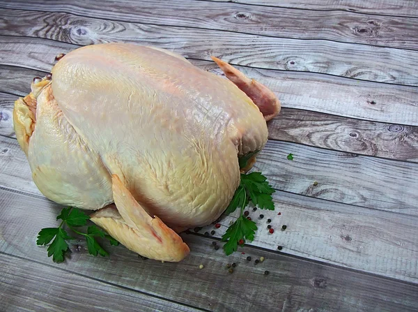 Rohe Bio-Hühnchen auf Holzgrund — Stockfoto