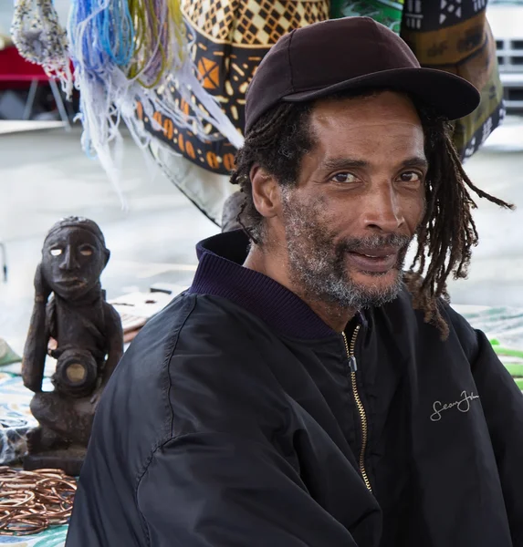 Porträt eines afrikanisch-amerikanischen Mannes auf einem Flohmarkt — Stockfoto