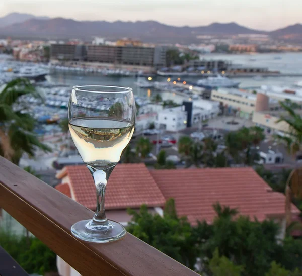 Vue du soir avec verre de vin blanc — Photo