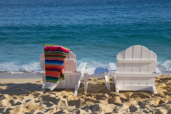 在海洋附近的两个沙滩椅。 — 图库照片