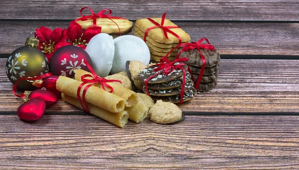 Weihnachtsplätzchen auf Holztisch — Stockfoto