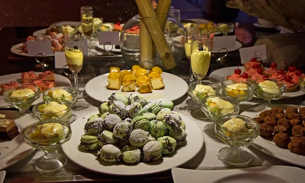 Sobremesas em buffet — Fotografia de Stock