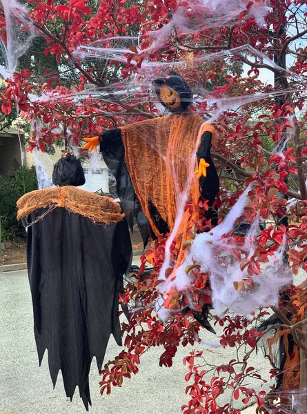 Podzimní Strom Halloweenskou Pouliční Dekorací — Stock fotografie