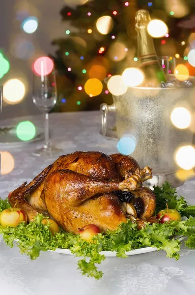 Kerstmis Nieuwjaar Tabel Met Gebraden Gevulde Kapoen Bokeh Achtergrond — Stockfoto