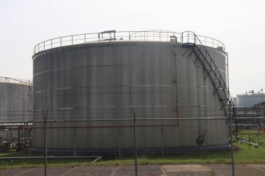 Hollanda 'nın Rotterdam limanındaki Vopak petrol ve kimyasal depolama tankları