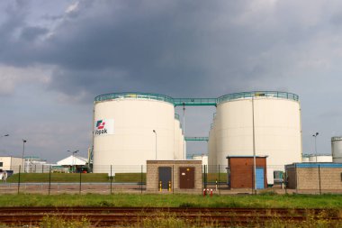 Hollanda Rotterdam Limanı 'ndaki Vopak petrol ve kimyasal depolama tankları