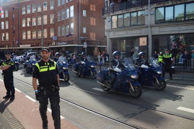 Kralın konuşması sırasında Hollanda 'daki Lahey' deki Prinsjesdag tahtından Troonrede adlı polis tarafından korunuyor.