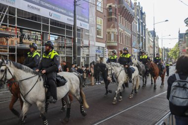 Kralın konuşması sırasında Hollanda 'daki Lahey' deki Prinsjesdag tahtından Troonrede adlı polis tarafından korunuyor.