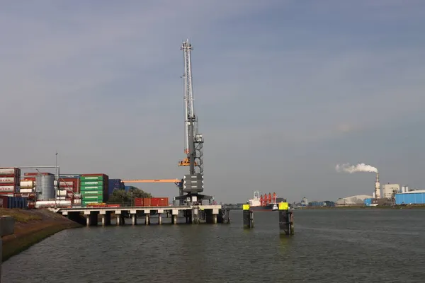 鹿特丹船坞奥德马斯河码头上的起重机 — 图库照片
