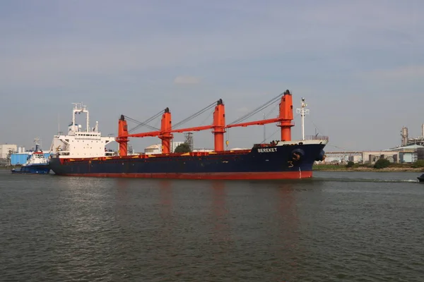 外のパナマからのばら積み貨物船ベレーケットロッテルダムのBotlekbridgeに向かう途中で — ストック写真