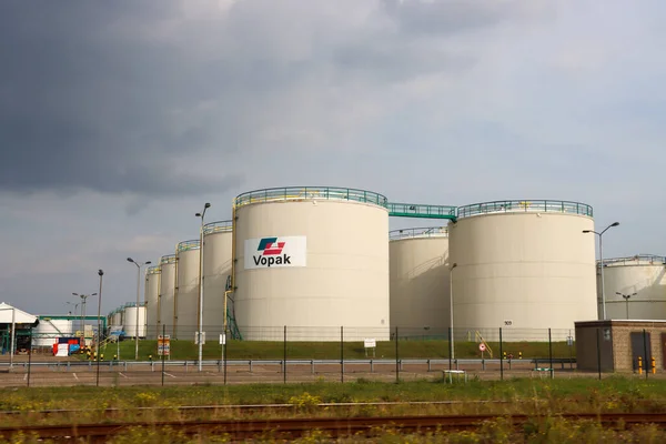 Hollanda Rotterdam Limanı 'ndaki Vopak petrol ve kimyasal depolama tankları