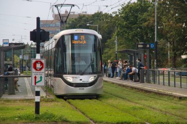 Hollanda 'da GVB tarafından işletilen gümüş renkli Urbos 100 CAF R-NET tramvayı