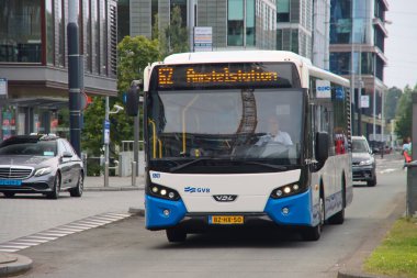 Amsterdam istasyonunda GVB tarafından işletilen mavi ve beyaz VDL şehir otobüsü