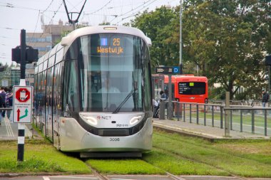 Hollanda 'da GVB tarafından işletilen gümüş renkli Urbos 100 CAF R-NET tramvayı