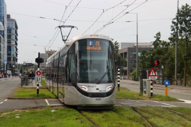 Hollanda 'da GVB tarafından işletilen gümüş renkli Urbos 100 CAF R-NET tramvayı
