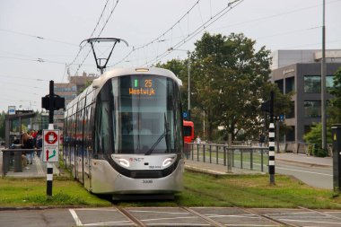 Hollanda 'da GVB tarafından işletilen gümüş renkli Urbos 100 CAF R-NET tramvayı