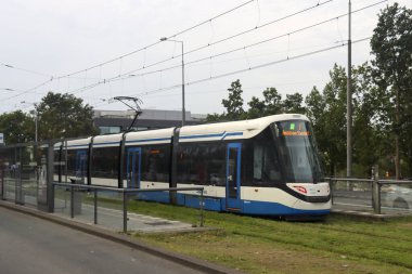 Mavi ve beyaz Urbos 100 CAF tramvayı 5. hatta Amsterdam Zuid istasyonunda GVB tarafından çalışıyor.