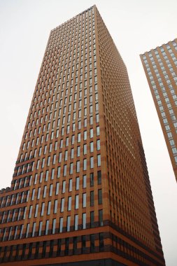 Hollanda 'nın finans bölgesinin kalbi olarak tren, metro ve tramvay istasyonu Amsterdam Zuid etrafında gelişmeler